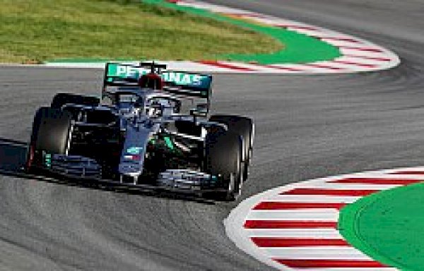 mercedes-amg-petronas-f1-crew-in-front-on-the-first-day-of-testing
