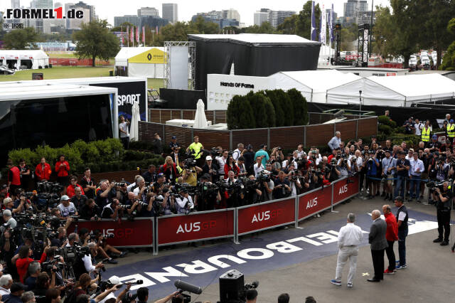 Am Freitagmorgen (Ortszeit) verkündet die Formel 1 die Absage des Australien-Grand-Prix und hält unter freiem Himmel eine Pressekonferenz ab.