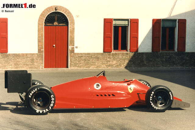 1986: Ja, bereits in den 80ern liebäugelt Ferrari mit einem Formel-1-Ausstieg. Damals segnet noch Enzo Ferrari persönlich den Bau eines IndyCars ab, weil er unzufrieden mit dem angekündigten neuen Motorenreglement der Königsklasse ist. Der Ferrari 637 (Foto) aus der Feder von Gustav Brunner wird sogar gebaut - kommt aber nie zum Einsatz.